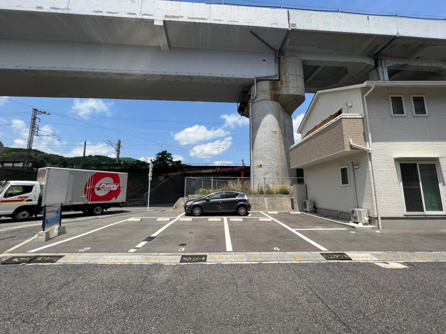 横新ガレージの外観・駐車場イメージ2枚目