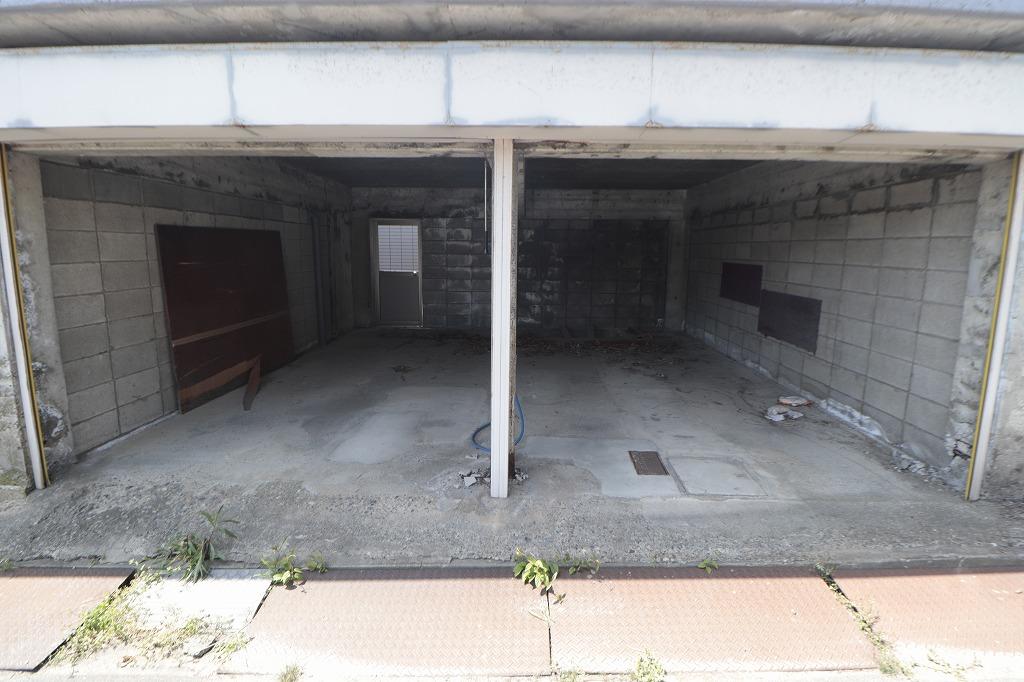 学校町3シャッター付きガレージの外観・駐車場イメージ2枚目