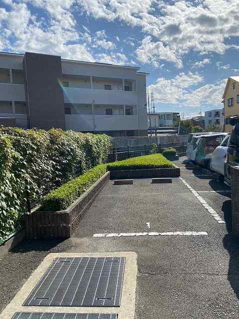 クレストコート(39384)の外観・駐車場イメージ1枚目