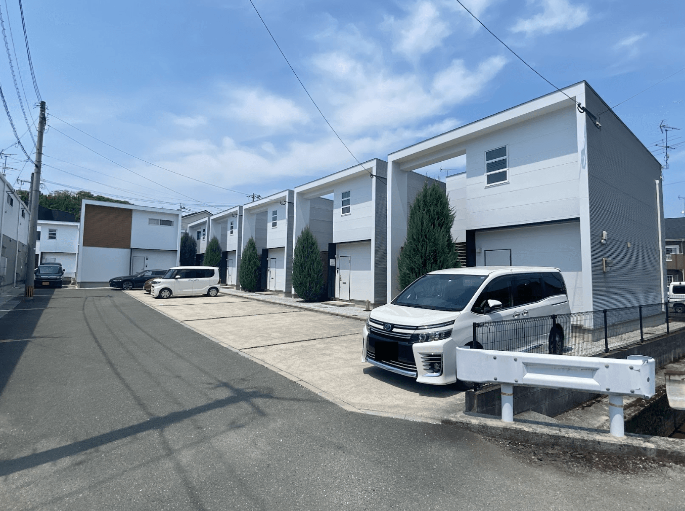 ラグエクリュBの外観・駐車場イメージ1枚目