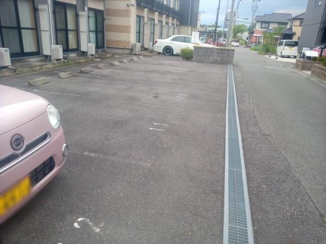 ミラドール十塚A(27984)の外観・駐車場イメージ1枚目