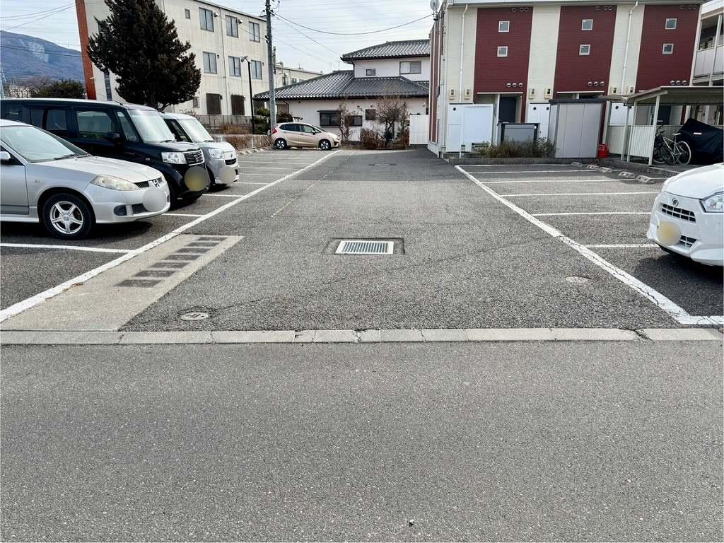 ブルーホワイト(17616)の外観・駐車場イメージ2枚目