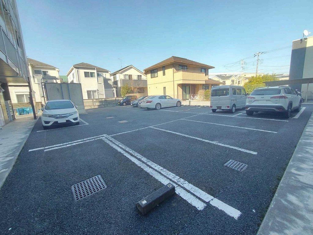 ウエストサイド白山(20205)の外観・駐車場イメージ1枚目