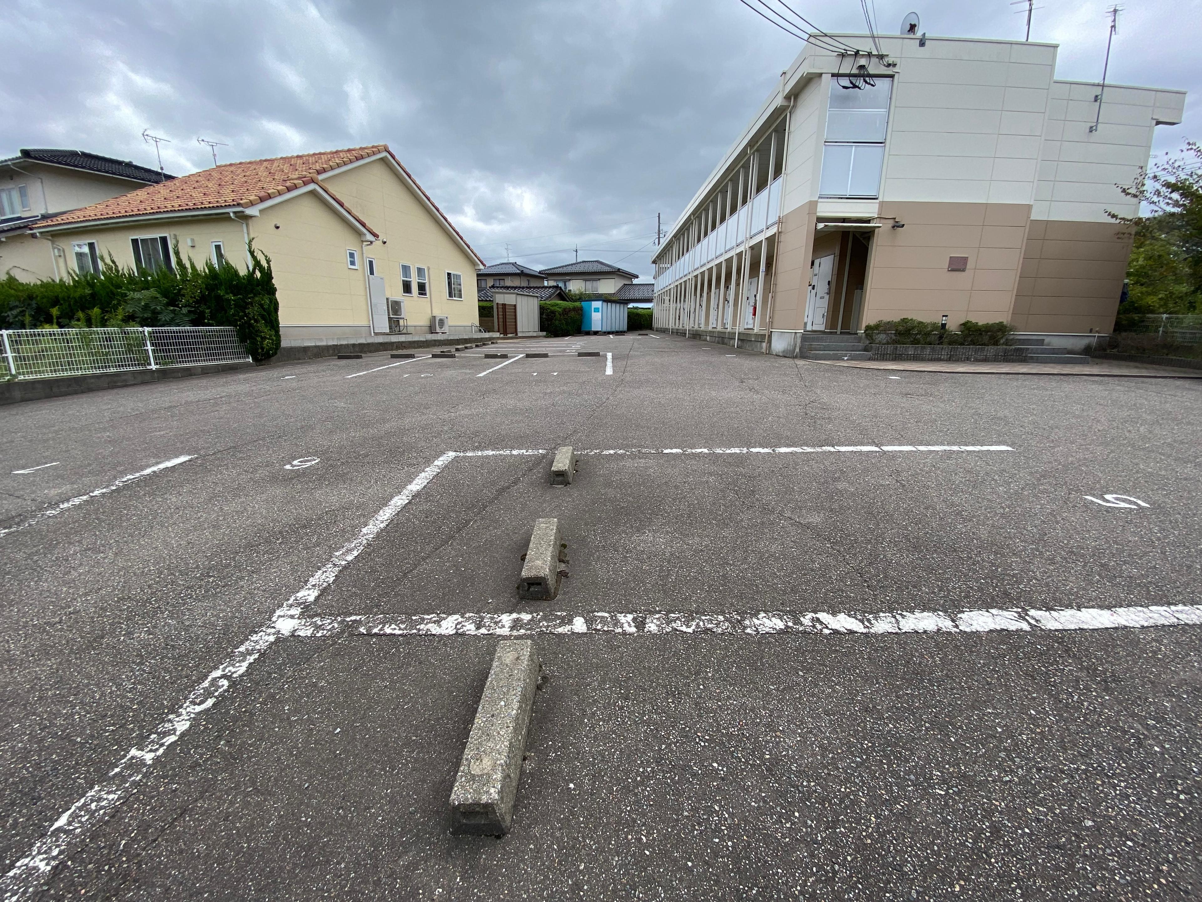 プラージュ(20020)の外観・駐車場イメージ1枚目