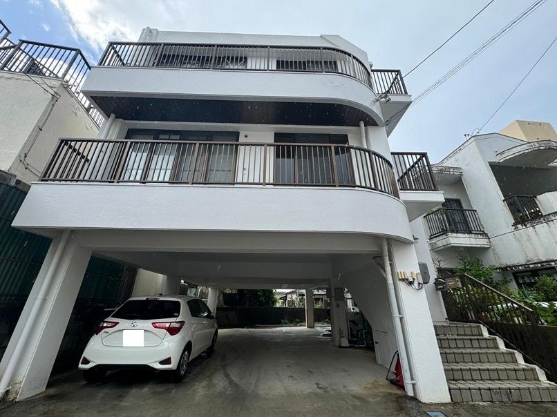 山内共同住宅の外観・駐車場イメージ1枚目