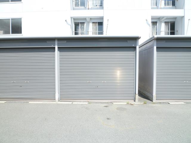 東海トランクルーム・ガレージ24の外観・駐車場イメージ2枚目