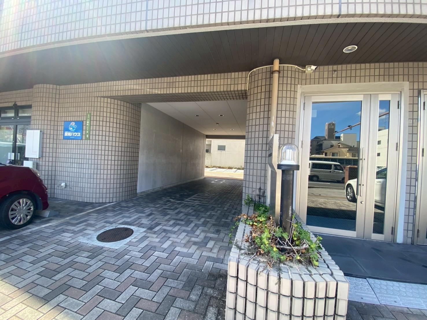 グランディール三篠ガレージの外観・駐車場イメージ2枚目