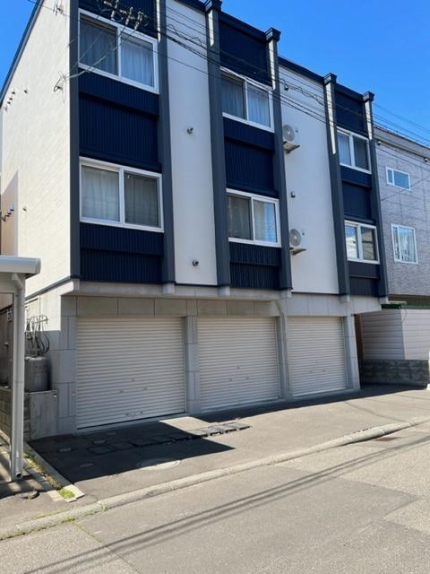 リリー元町車庫の外観・駐車場イメージ1枚目