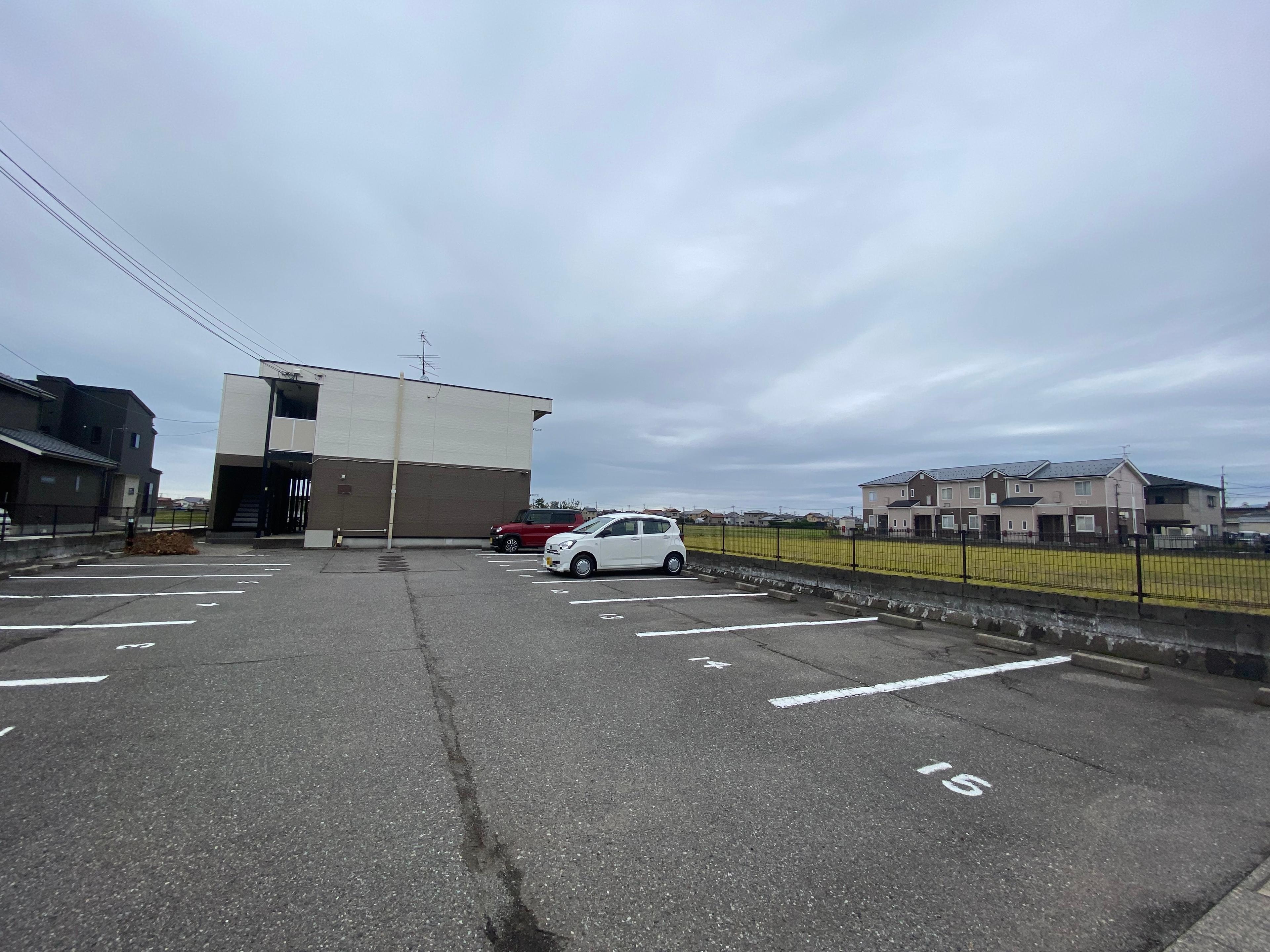 カメリア(24516)の外観・駐車場イメージ1枚目