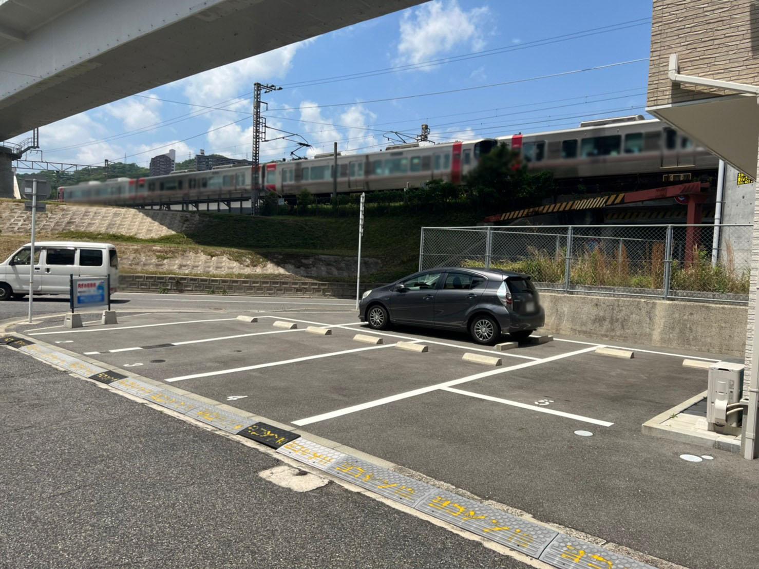 横新ガレージの外観・駐車場イメージ1枚目