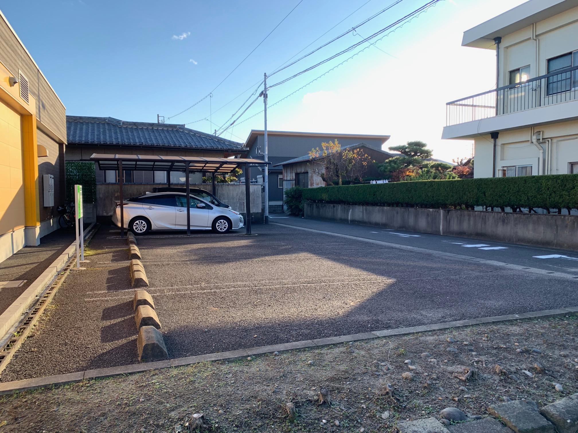 小塚パーキングの外観・駐車場イメージ2枚目