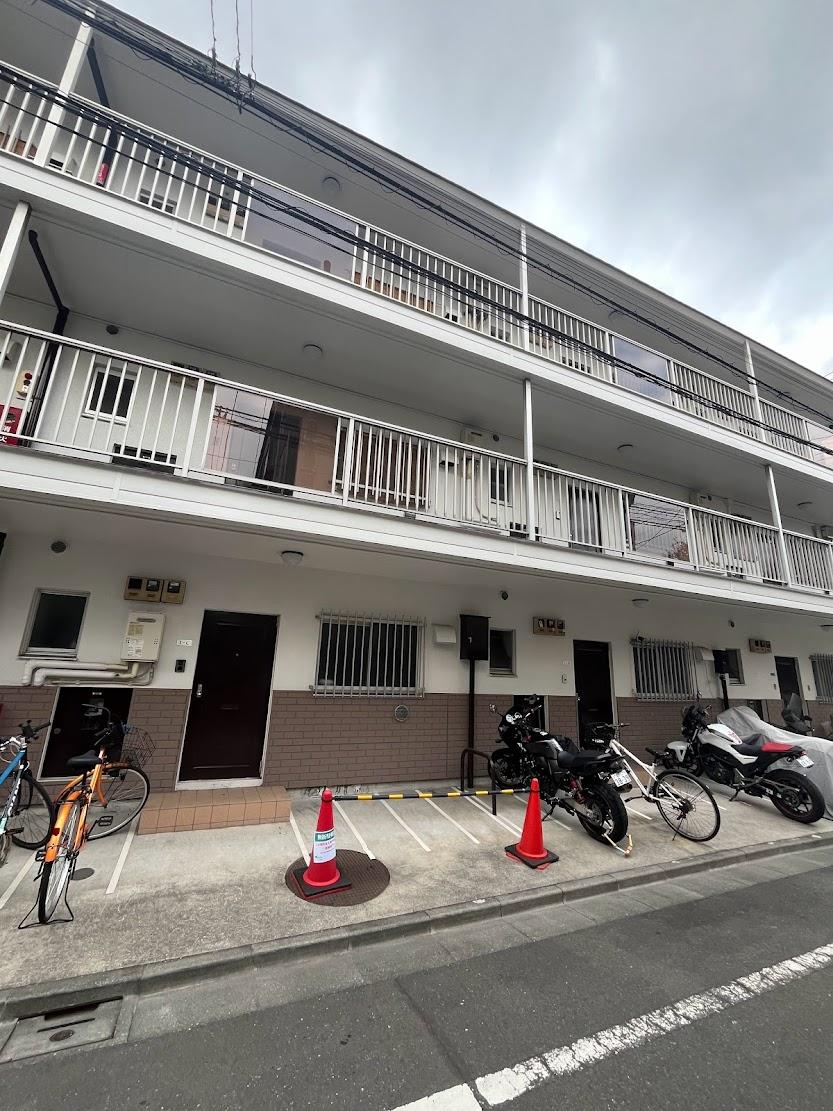 メイゾン茨田バイク駐輪場の外観・駐車場イメージ1枚目