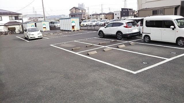 プラド(16086)の外観・駐車場イメージ1枚目