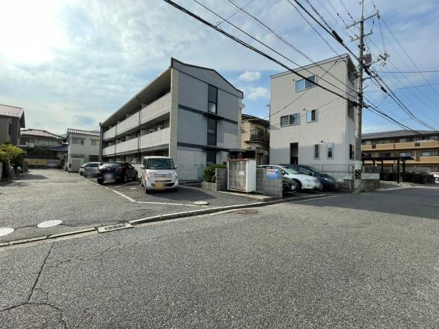 波多野ガレージ(レオパレス前)の外観・駐車場イメージ1枚目