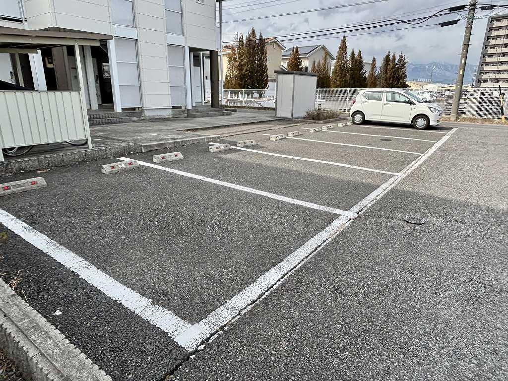 ブルーホワイト(17616)の外観・駐車場イメージ1枚目