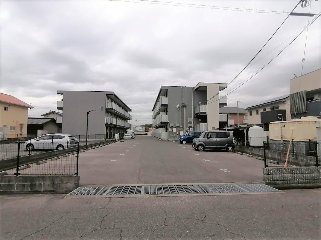 ウエル(38294)の外観・駐車場イメージ1枚目