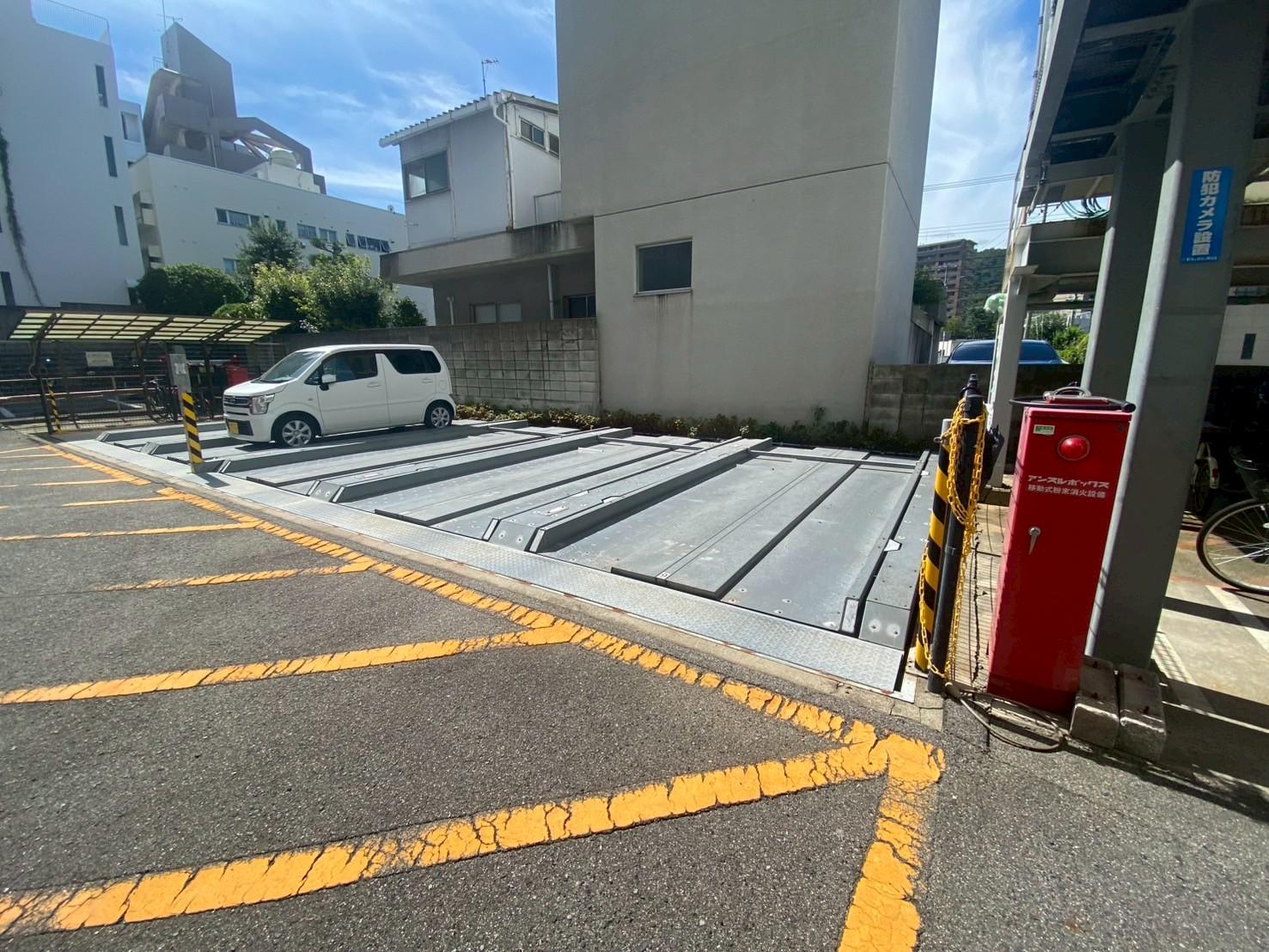 グランディール三篠ガレージの外観・駐車場イメージ1枚目