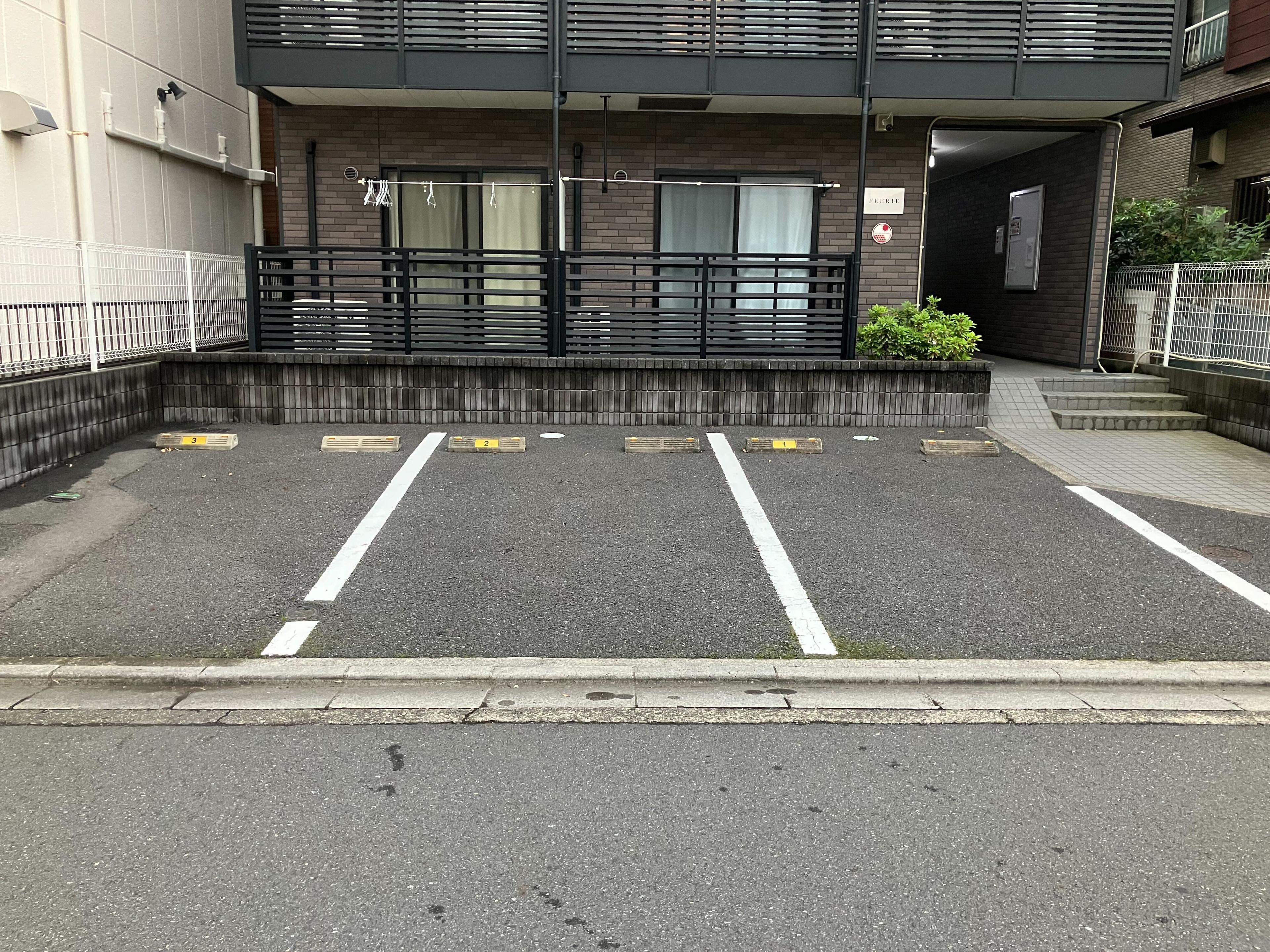 FEERIE 敷地内駐車場の外観・駐車場イメージ1枚目