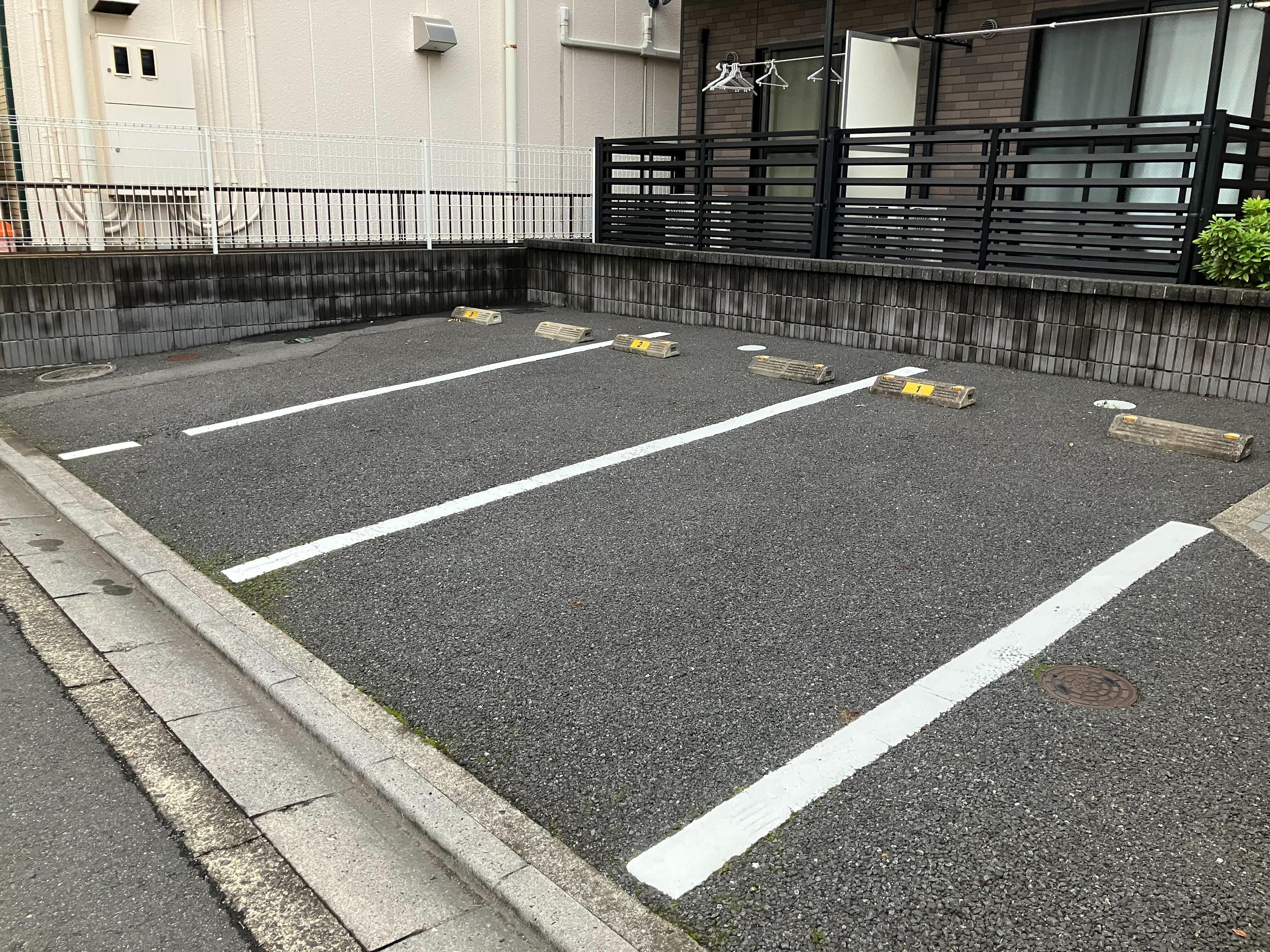 FEERIE 敷地内駐車場の外観・駐車場イメージ2枚目