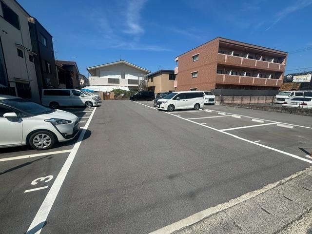 津田第三ガレージの外観・駐車場イメージ3枚目