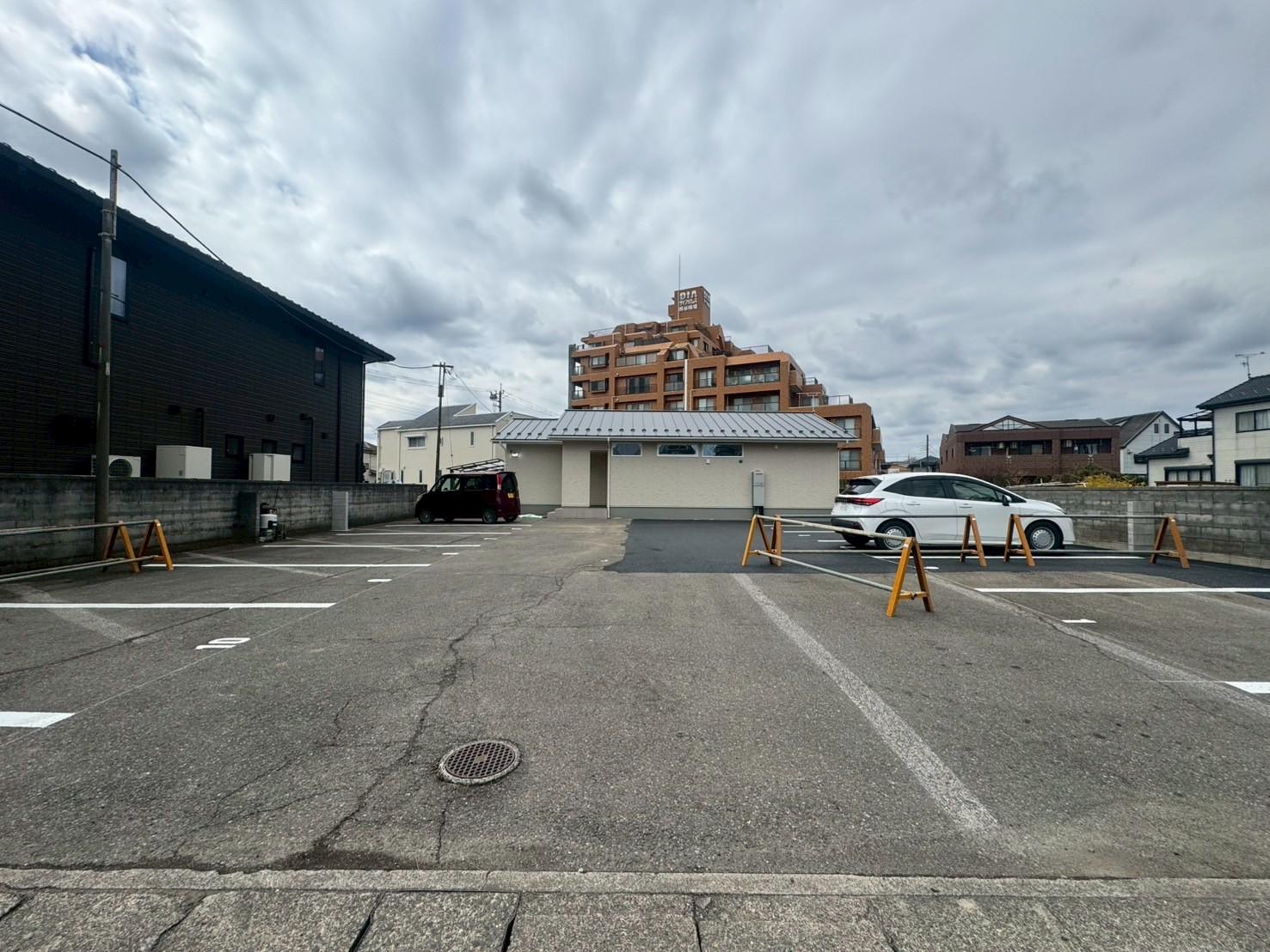 すえひろパーク万平町二丁目の外観・駐車場イメージ2枚目