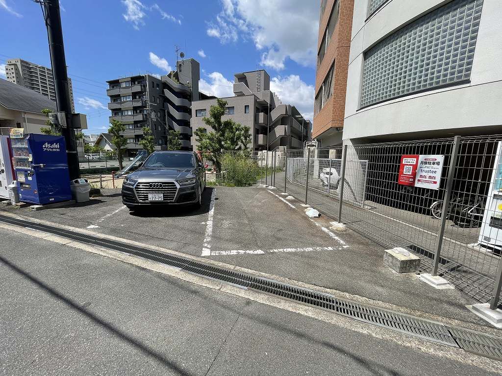 南楠葉DON駐車場の外観・駐車場イメージ1枚目