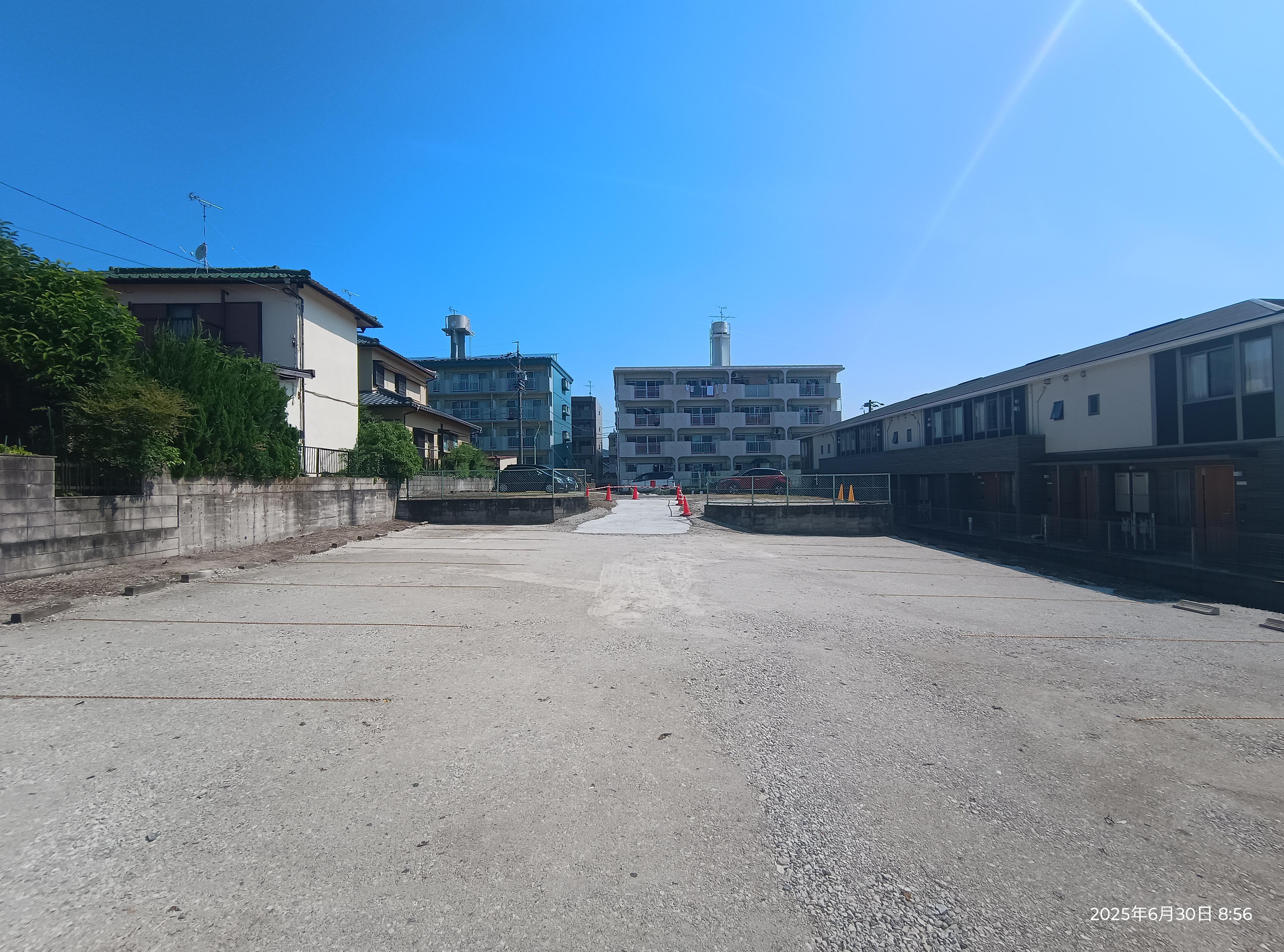 鈴木ビル・極楽パーキングの外観・駐車場イメージ1枚目