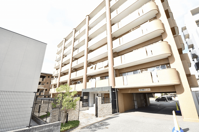 アドミラーブルの外観・駐車場イメージ1枚目