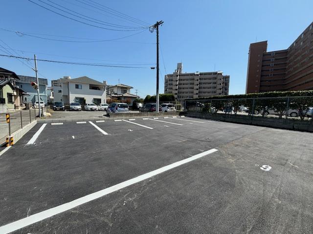 内山月極駐車場の外観・駐車場イメージ2枚目