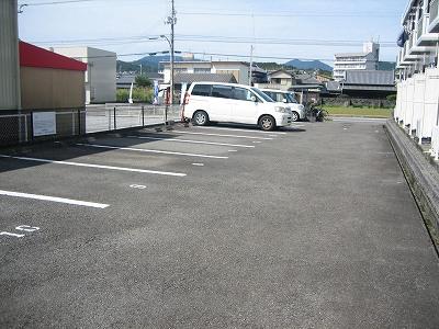 caliente(18097)の外観・駐車場イメージ1枚目