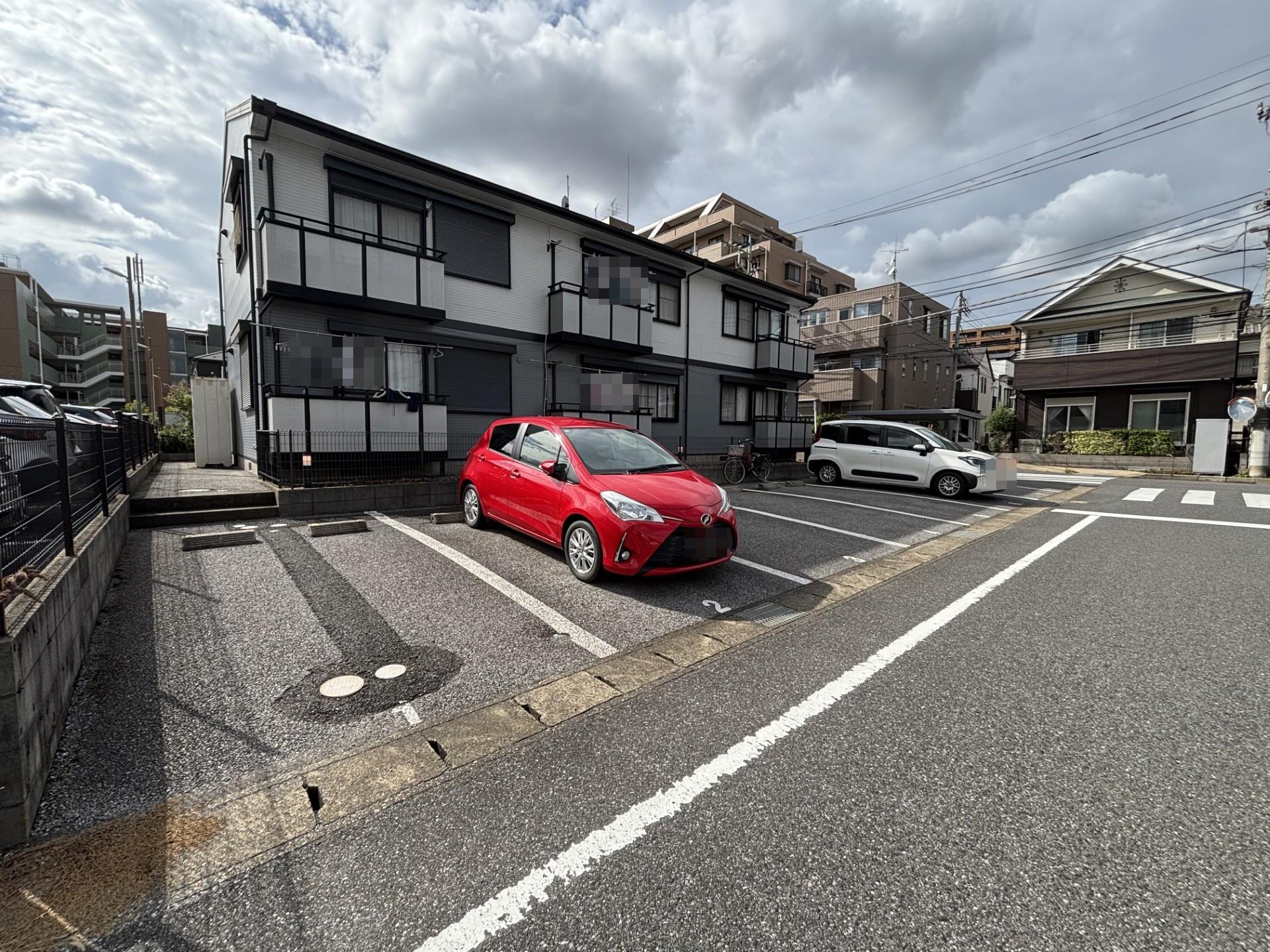 サニーフラットの外観・駐車場イメージ2枚目