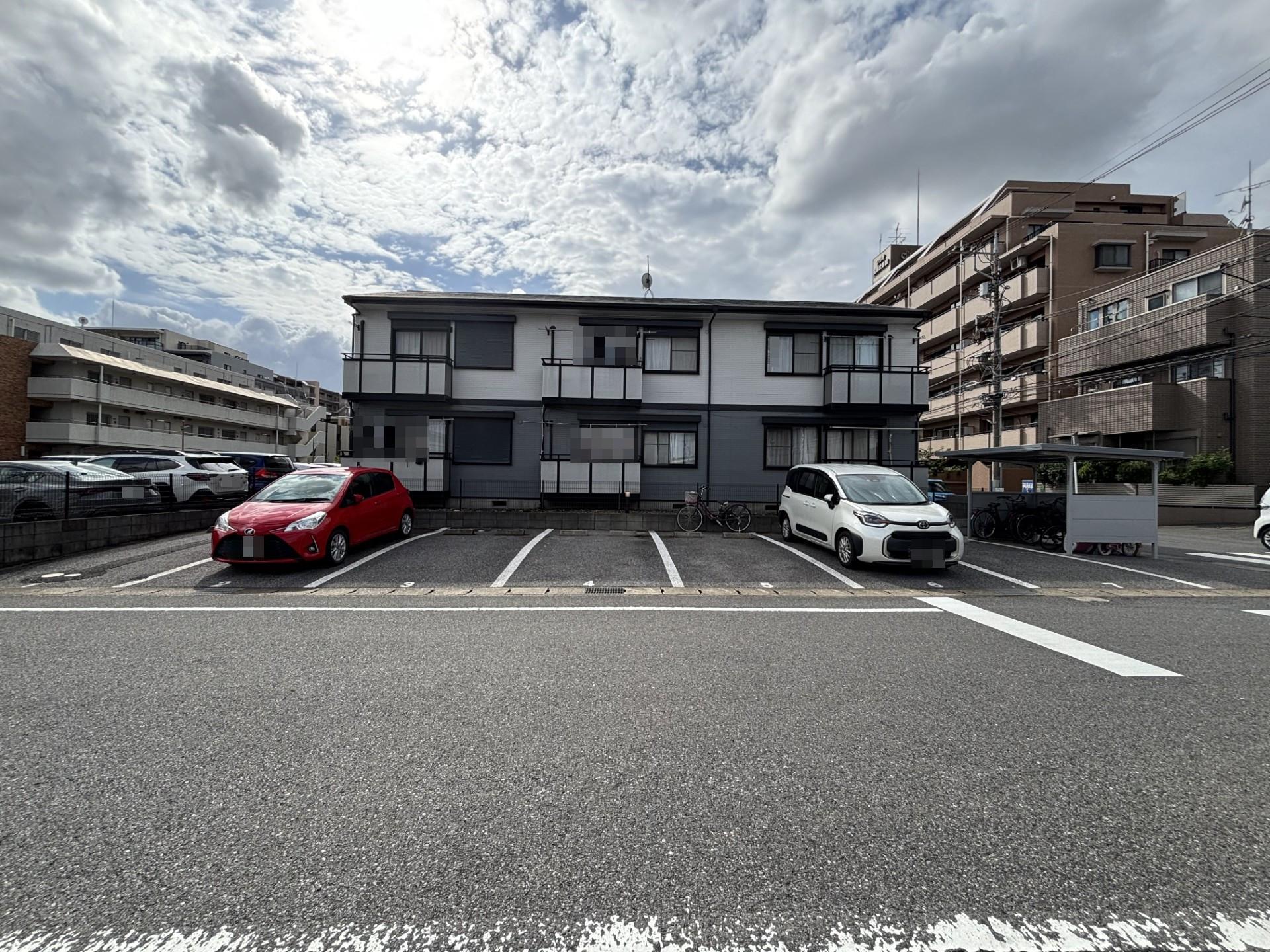 サニーフラットの外観・駐車場イメージ1枚目