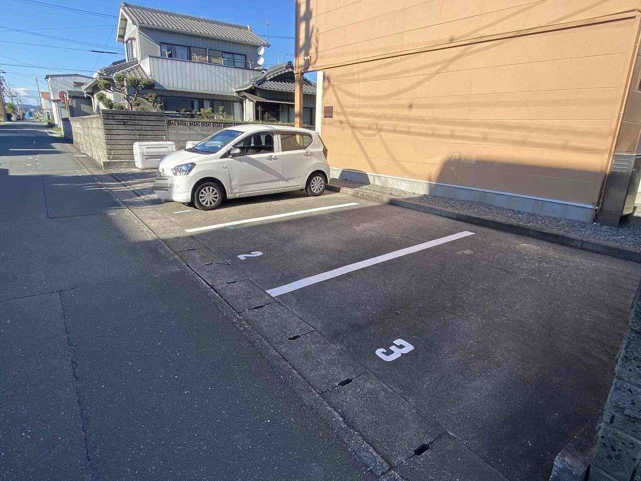 露萩(14017)の外観・駐車場イメージ1枚目