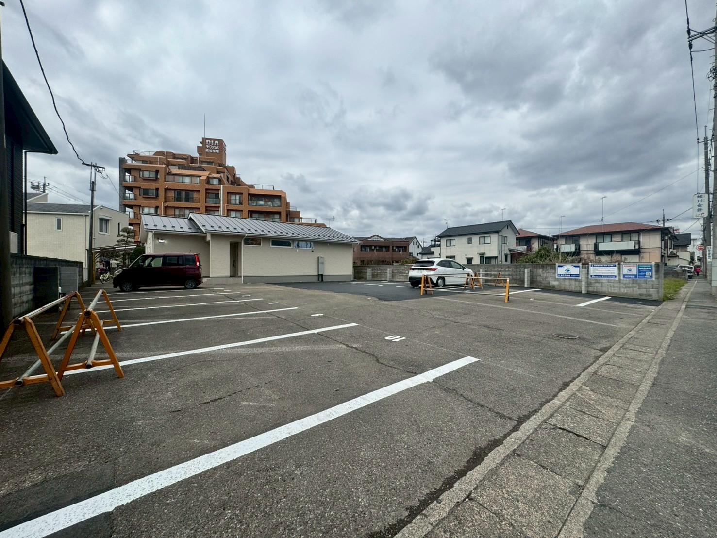 すえひろパーク万平町二丁目の外観・駐車場イメージ1枚目