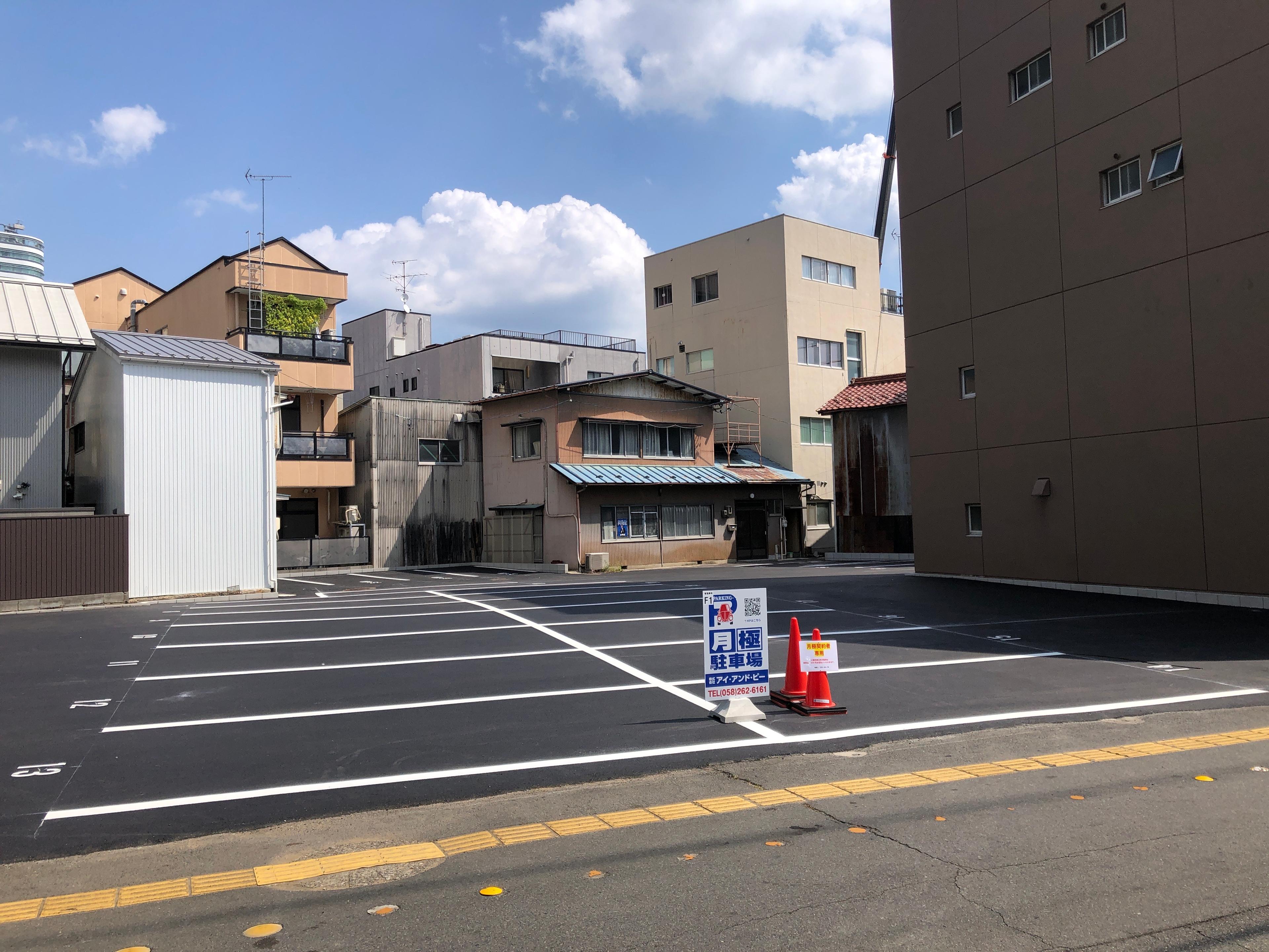 鷹見町の外観・駐車場イメージ1枚目