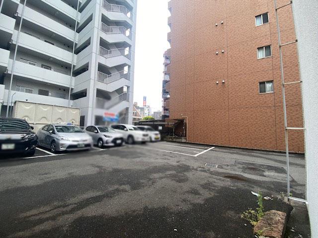 井上ガレージの外観・駐車場イメージ3枚目